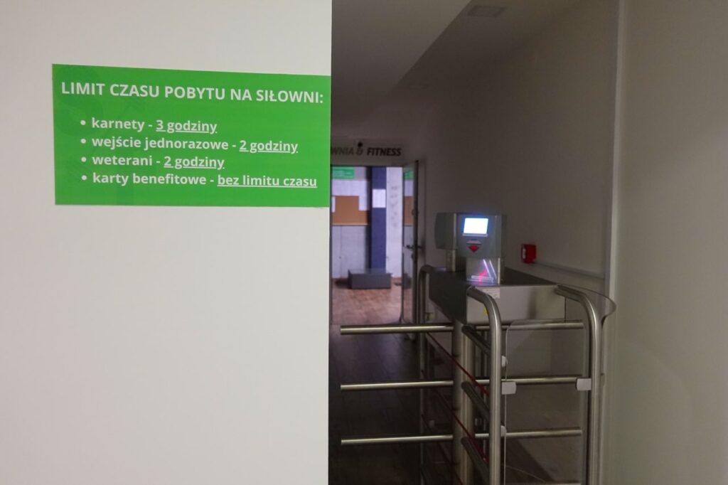 Kryta pływalnia w Niepołomicach - siłownia - wejście
